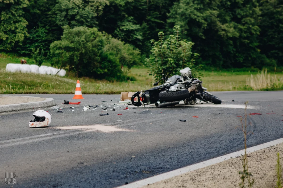 Ciężkie obrażenia motocyklisty, kierowcy Opla zatrzymano prawo jazdy