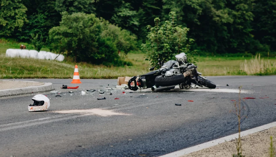 Ciężkie obrażenia motocyklisty, kierowcy Opla zatrzymano prawo jazdy - zdjęcie 1