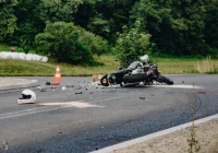 Ciężkie obrażenia motocyklisty, kierowcy Opla zatrzymano prawo jazdy - zdjęcie główne
