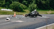 Ciężkie obrażenia motocyklisty, kierowcy Opla zatrzymano prawo jazdy - zdjęcie 2