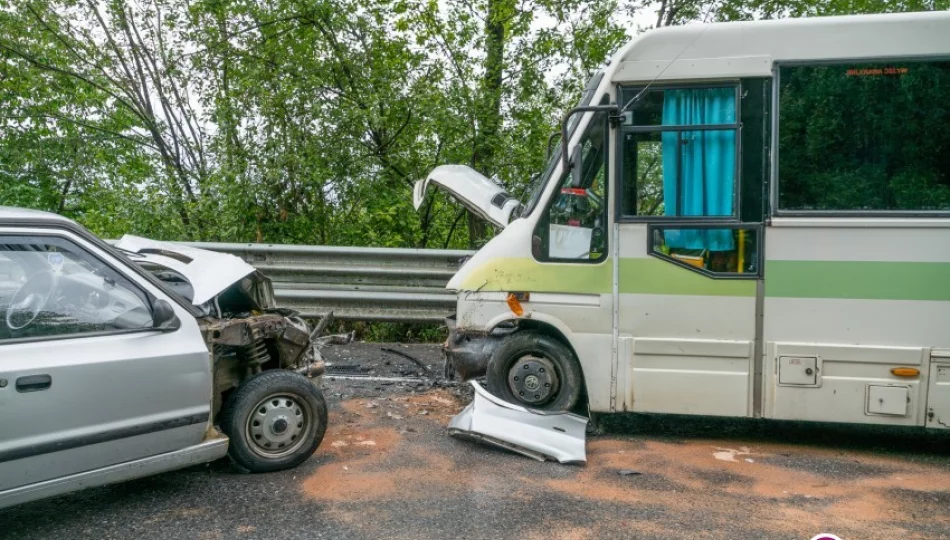 25-letnia sprawczyni kolizji została w szpitalu, pasażerowie busa wypisani - zdjęcie 1