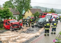 Czołowe zderzenie dwóch samochodów. 9 osób rannych - zdjęcie główne