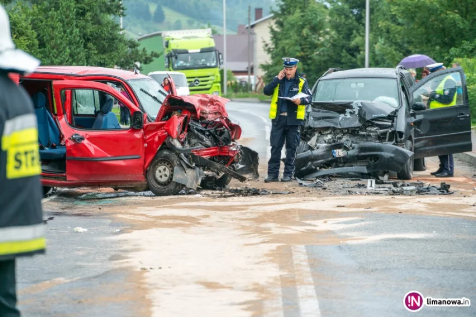 Czołowe zderzenie dwóch samochodów. 9 osób rannych - zdjęcie 2