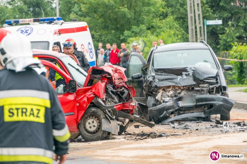 Czołowe zderzenie dwóch samochodów. 9 osób rannych - zdjęcie 4