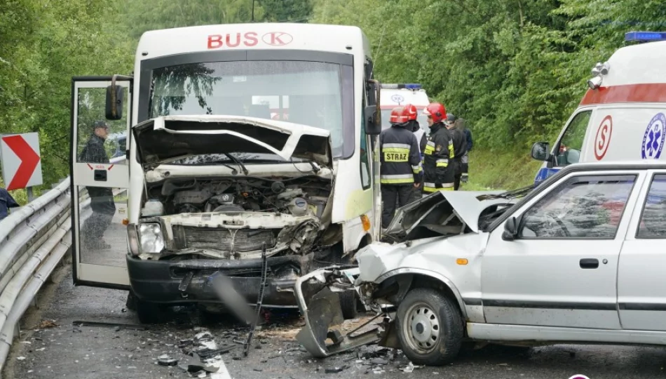 Zderzenie samochodu z kursowym busem. Osiem osób trafiło do szpitali. Ruch przywrócony - zdjęcie 1