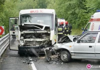 Zderzenie samochodu z kursowym busem. Osiem osób trafiło do szpitali. Ruch przywrócony - zdjęcie główne