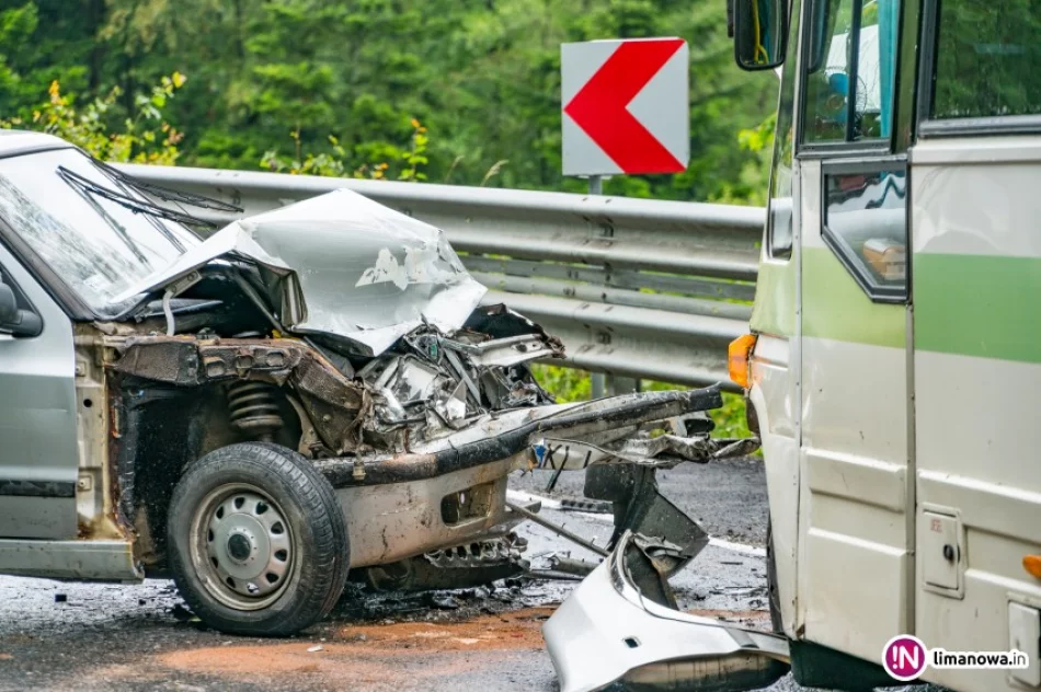 Zderzenie samochodu z kursowym busem. Osiem osób trafiło do szpitali. Ruch przywrócony - zdjęcie 2
