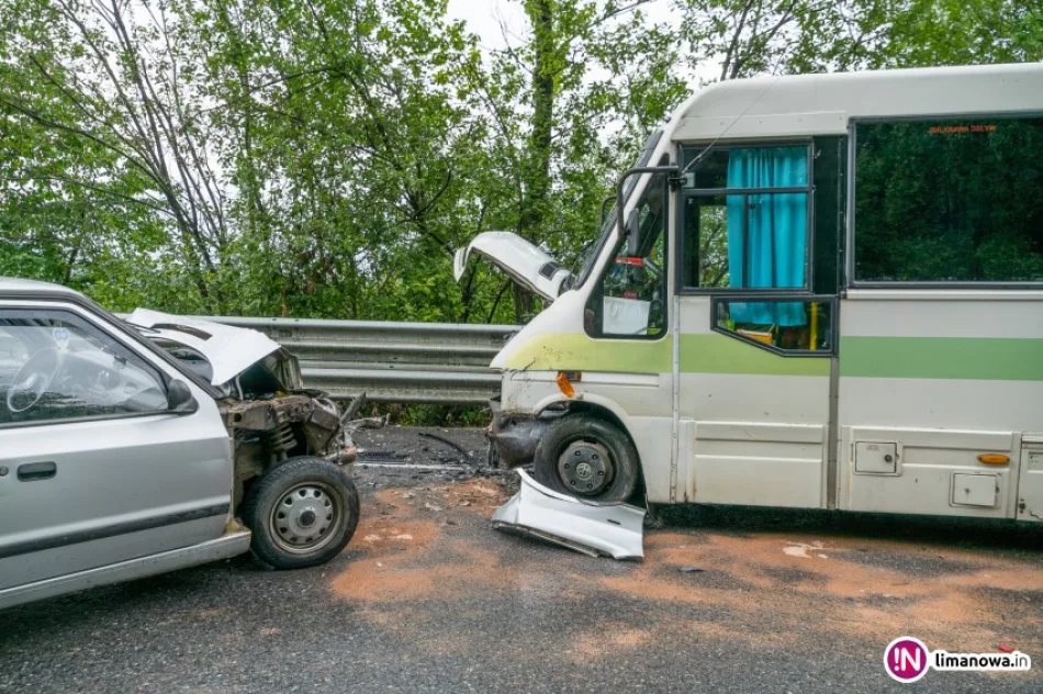 Zderzenie samochodu z kursowym busem. Osiem osób trafiło do szpitali. Ruch przywrócony - zdjęcie 3