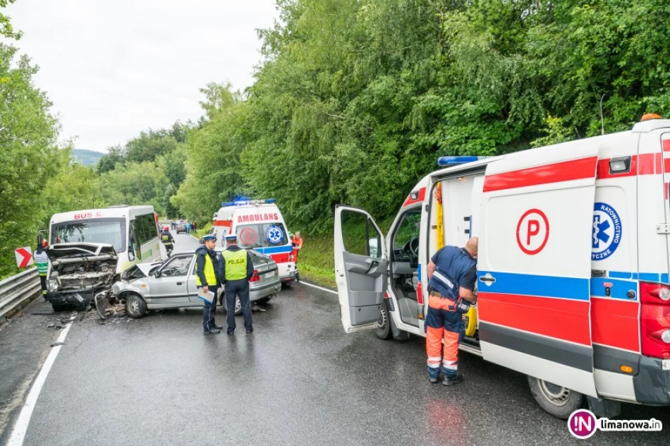 Zderzenie samochodu z kursowym busem. Osiem osób trafiło do szpitali. Ruch przywrócony - zdjęcie 4