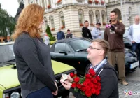 Przyjechał na nowosądecki Rynek maluchem  i… oświadczył się swojej dziewczynie! - zdjęcie główne