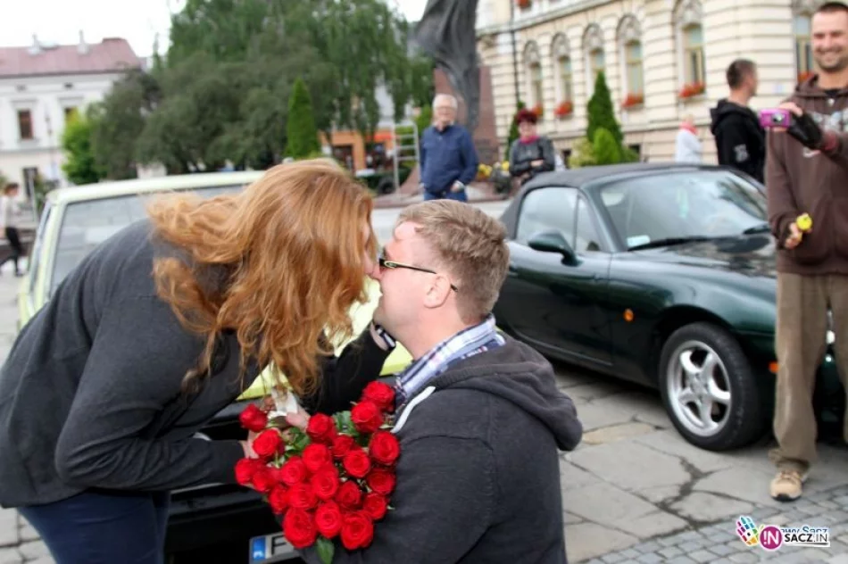Przyjechał na nowosądecki Rynek maluchem  i… oświadczył się swojej dziewczynie! - zdjęcie 2