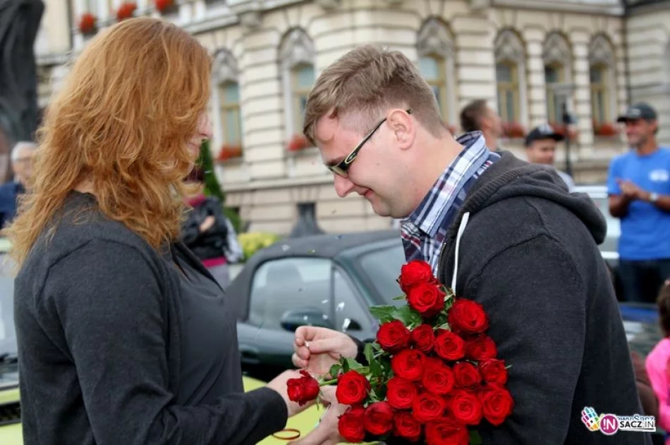 Przyjechał na nowosądecki Rynek maluchem  i… oświadczył się swojej dziewczynie! - zdjęcie 3