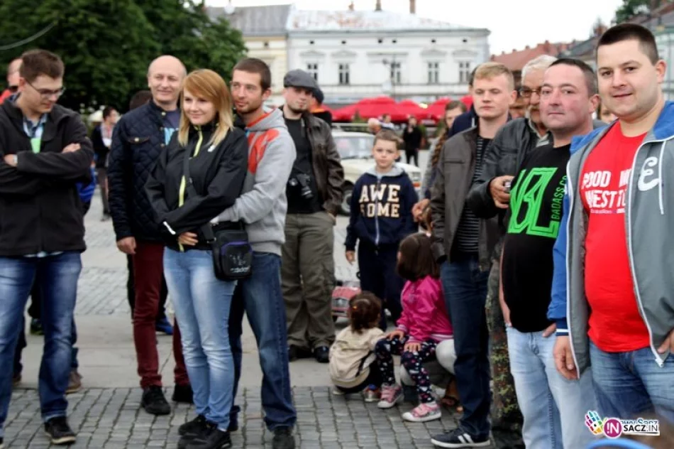Przyjechał na nowosądecki Rynek maluchem  i… oświadczył się swojej dziewczynie! - zdjęcie 4