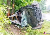 Dachem zatrzymał się na drzewach. Cztery osoby poszkodowane - zdjęcie główne