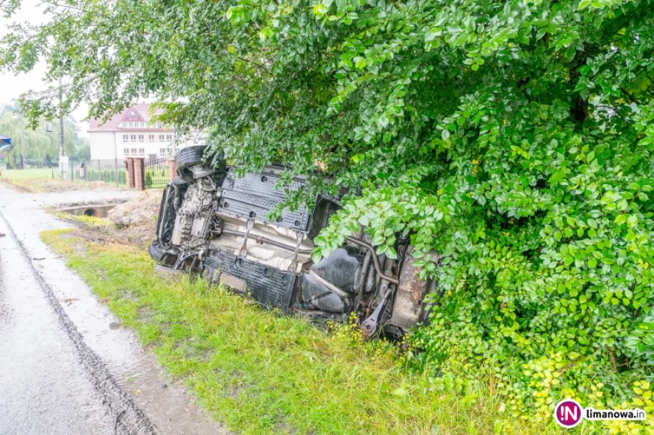 Dachem zatrzymał się na drzewach. Cztery osoby poszkodowane - zdjęcie 3