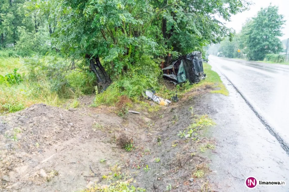 Dachem zatrzymał się na drzewach. Cztery osoby poszkodowane - zdjęcie 4