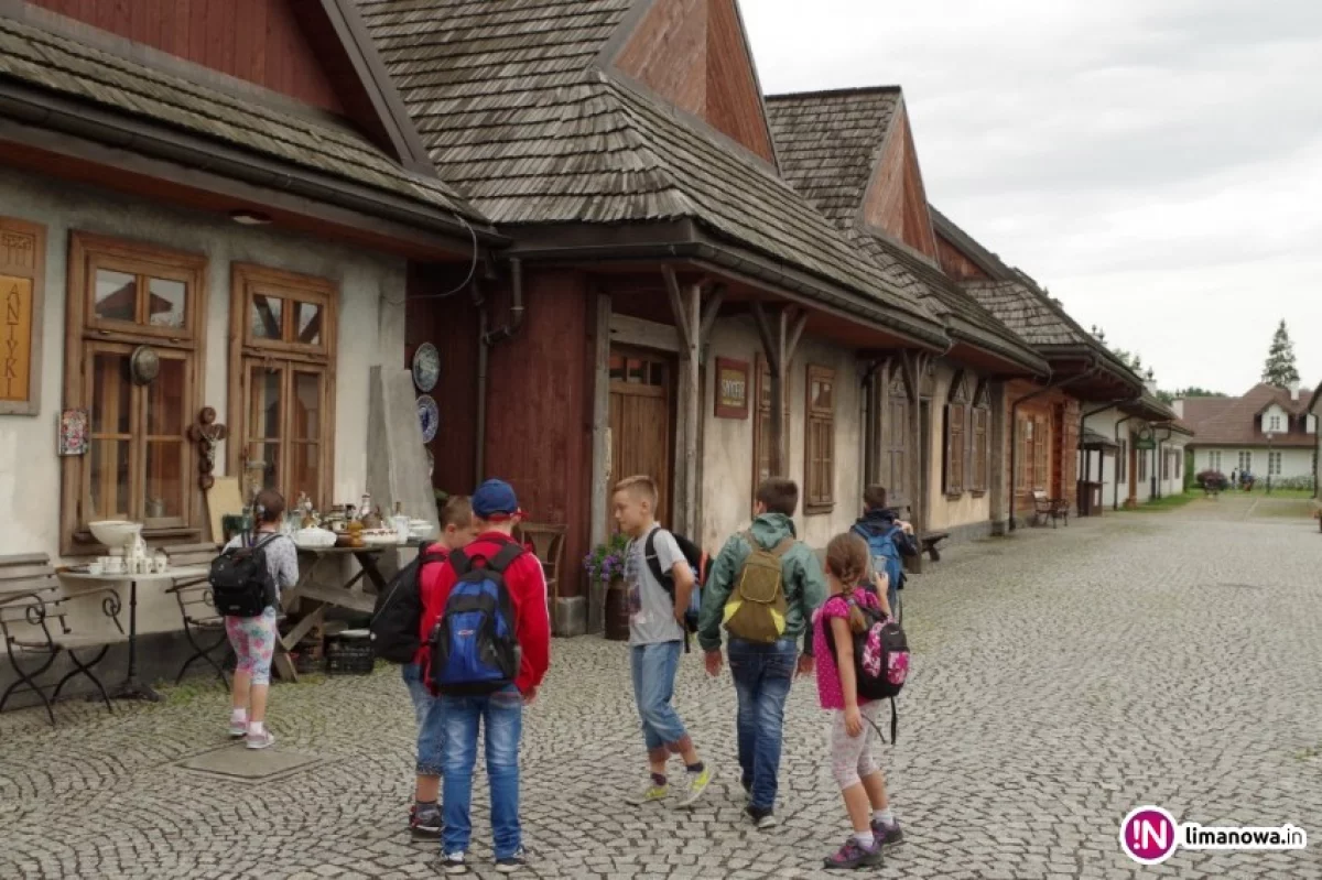 Podopieczni świetlic na wycieczce w skansenie