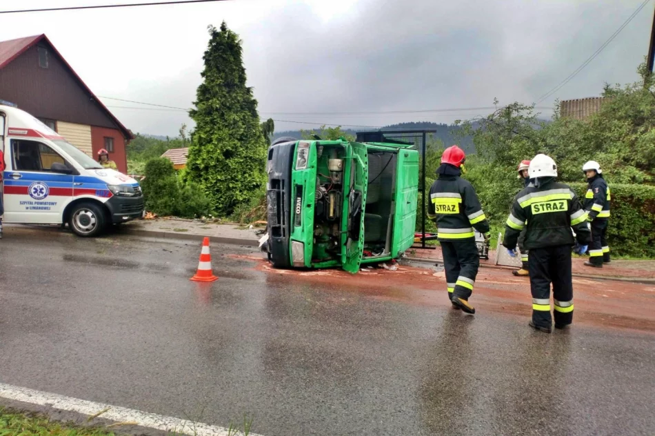 Samochód dostawczy uderzył w dom. Dwie osoby poszkodowane - zdjęcie 2