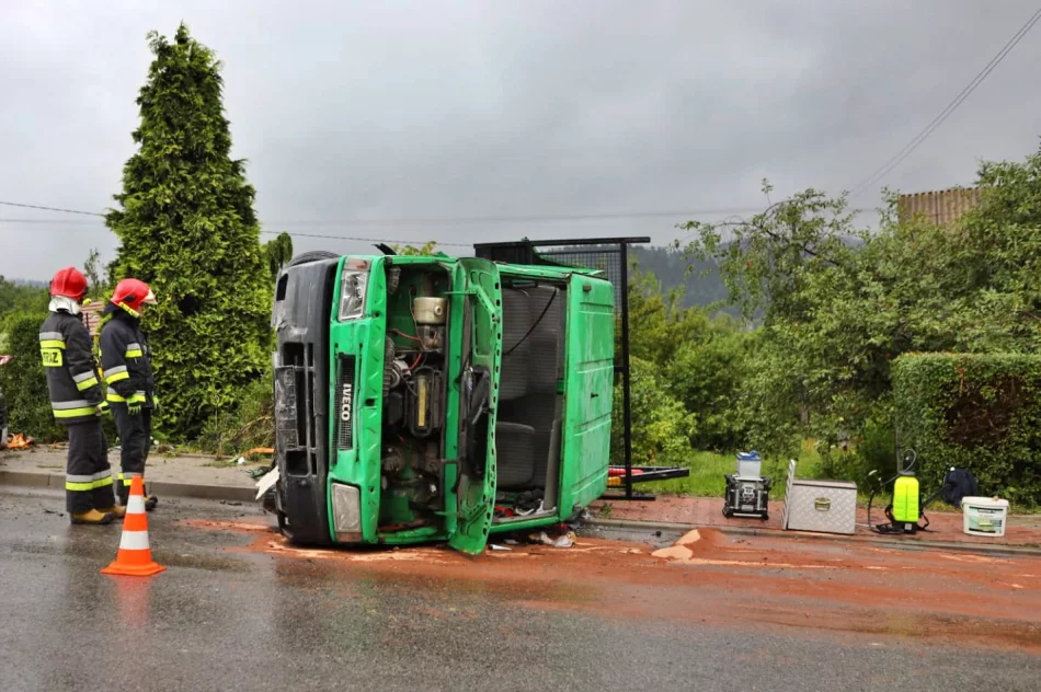 Samochód dostawczy uderzył w dom. Dwie osoby poszkodowane - zdjęcie 4