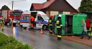Samochód dostawczy uderzył w dom. Dwie osoby poszkodowane - zdjęcie 5