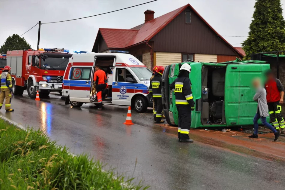 Samochód dostawczy uderzył w dom. Dwie osoby poszkodowane - zdjęcie 5