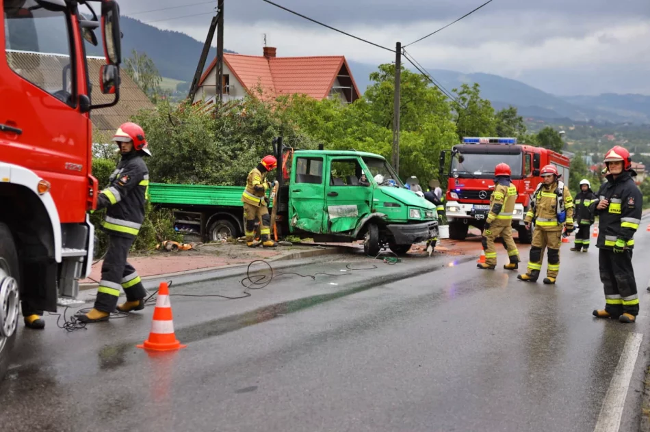 Samochód dostawczy uderzył w dom. Dwie osoby poszkodowane - zdjęcie 6