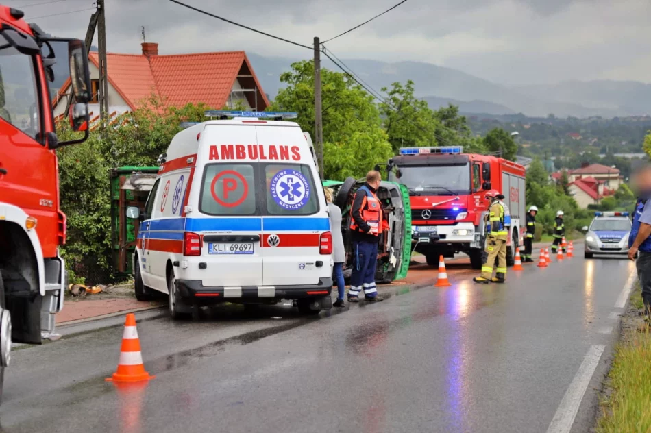 Samochód dostawczy uderzył w dom. Dwie osoby poszkodowane - zdjęcie 10