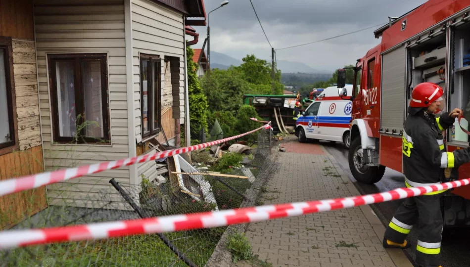 Samochód dostawczy uderzył w dom. Dwie osoby poszkodowane - zdjęcie 1