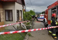 Samochód dostawczy uderzył w dom. Dwie osoby poszkodowane - zdjęcie główne