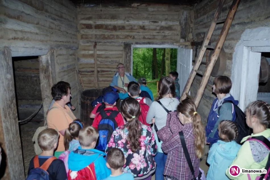 Podopieczni świetlic na wycieczce w skansenie - zdjęcie 3
