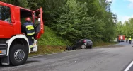 Samochód wypadł z jezdni. Pięć osób, w tym roczne dziecko, trafiło do szpitala - zdjęcie 3