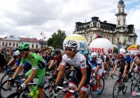 Kolarze Tour de Pologne pożegnali Nowy Sącz! Start z nowosądeckiego Rynku w kierunku Rzeszowa - zdjęcie główne