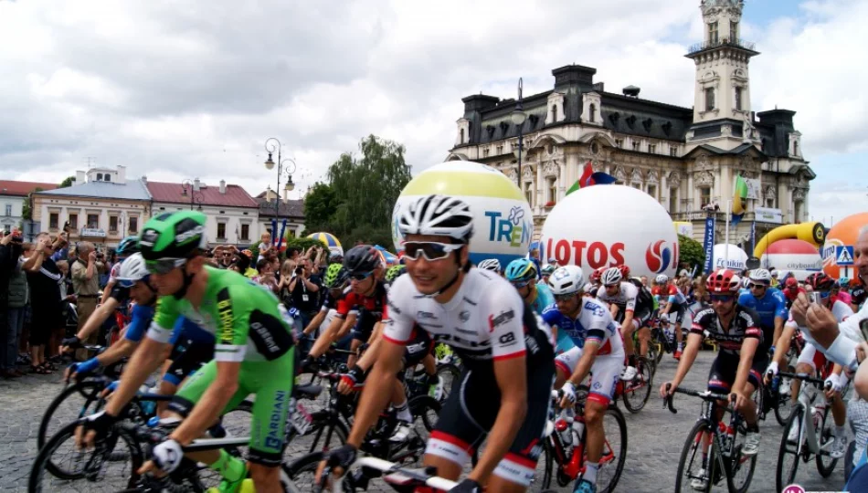 Kolarze Tour de Pologne pożegnali Nowy Sącz! Start z nowosądeckiego Rynku w kierunku Rzeszowa - zdjęcie 1