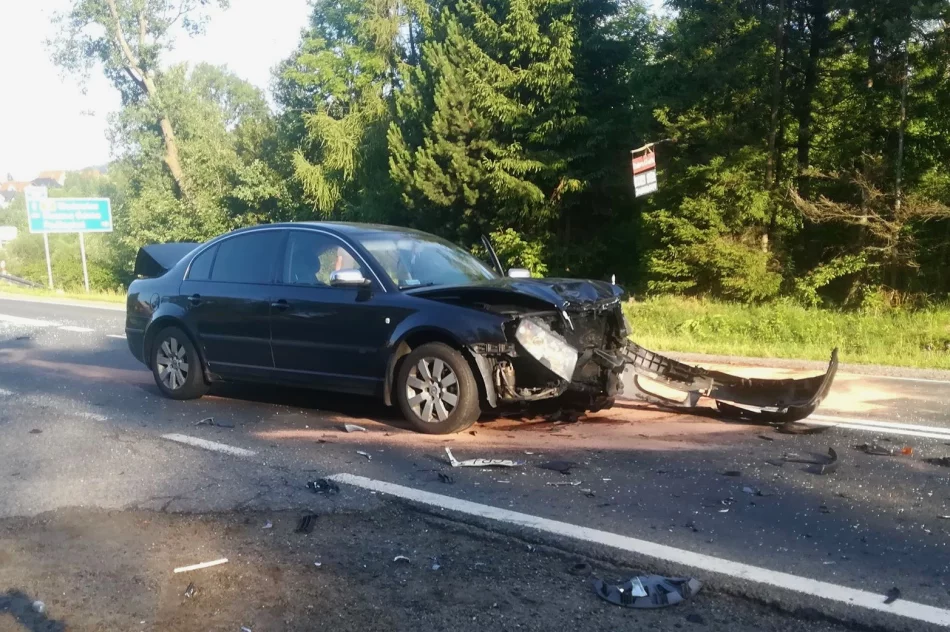 Zderzenie samochodów, jedna osoba trafiła do szpitala - zdjęcie 2