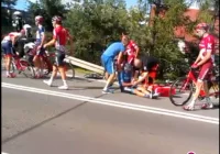 Sześciu kolarzy ucierpiało, a dwóch trafiło do szpitala (wideo) - zdjęcie główne