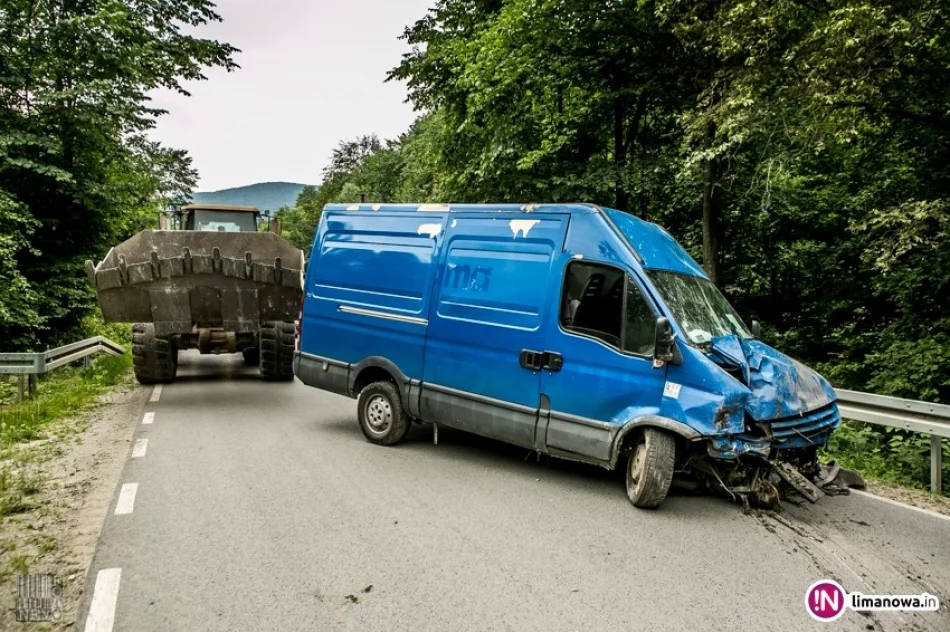 Samochód dostawczy wypadł z drogi i wjechał do potoku (wideo) - zdjęcie 2