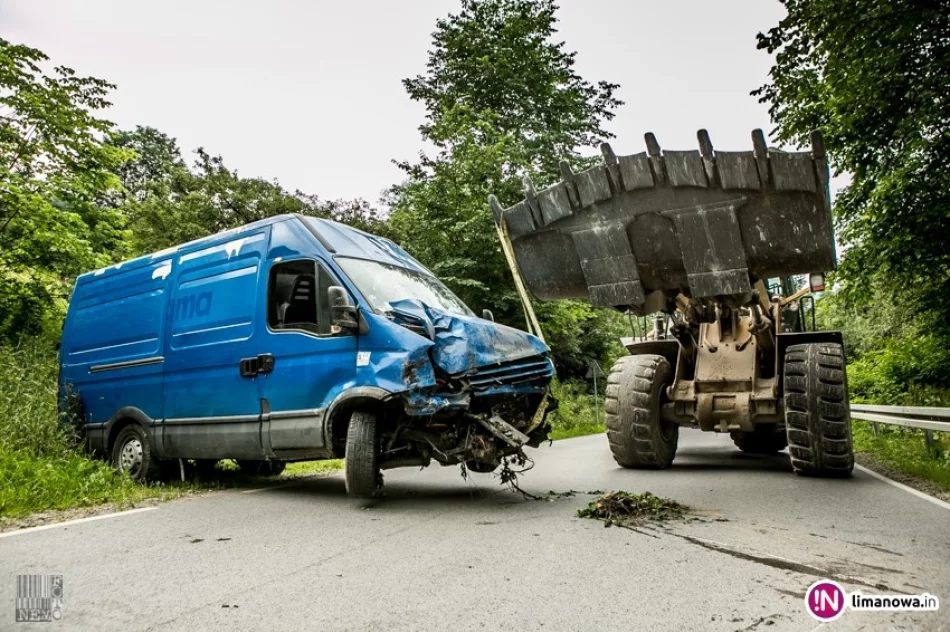 Samochód dostawczy wypadł z drogi i wjechał do potoku (wideo) - zdjęcie 3