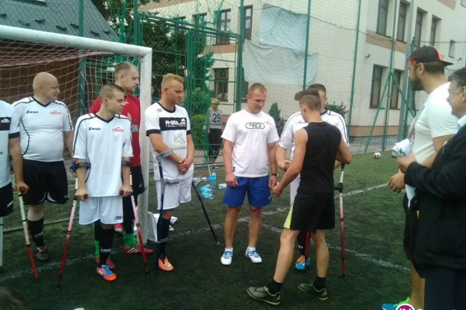 Młodzież podziwiała umiejętności zawodników drużyny Amp futbolu - zdjęcie 4