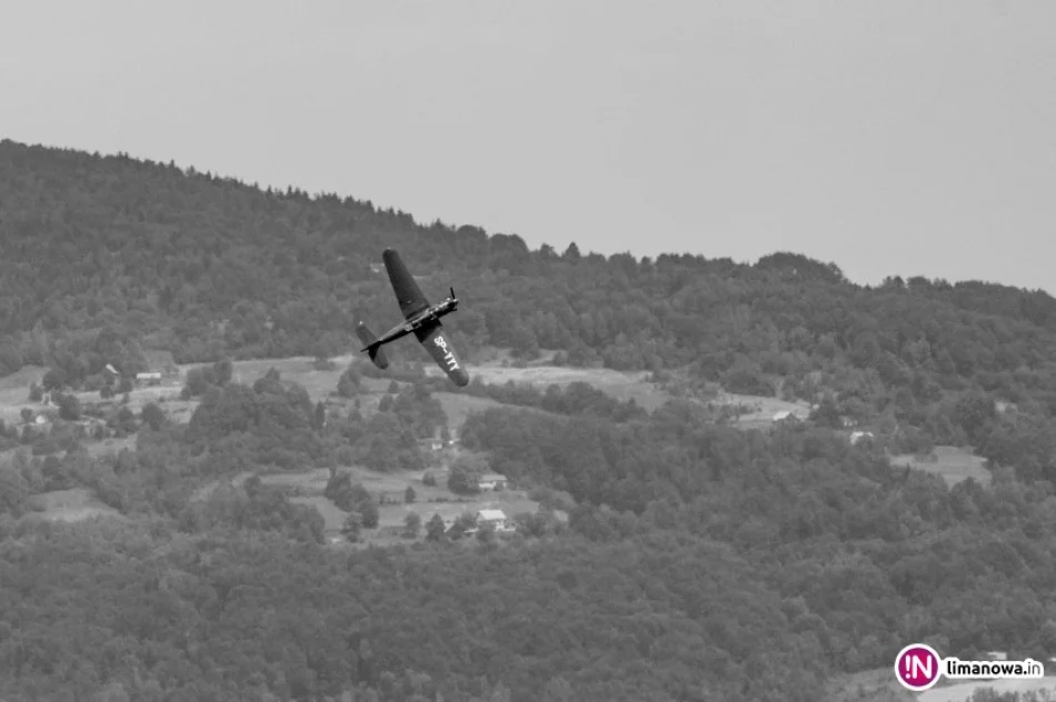 Historia ożywiona na Dzielcu - rekonstrukcja alianckich zrzutów - zdjęcie 4