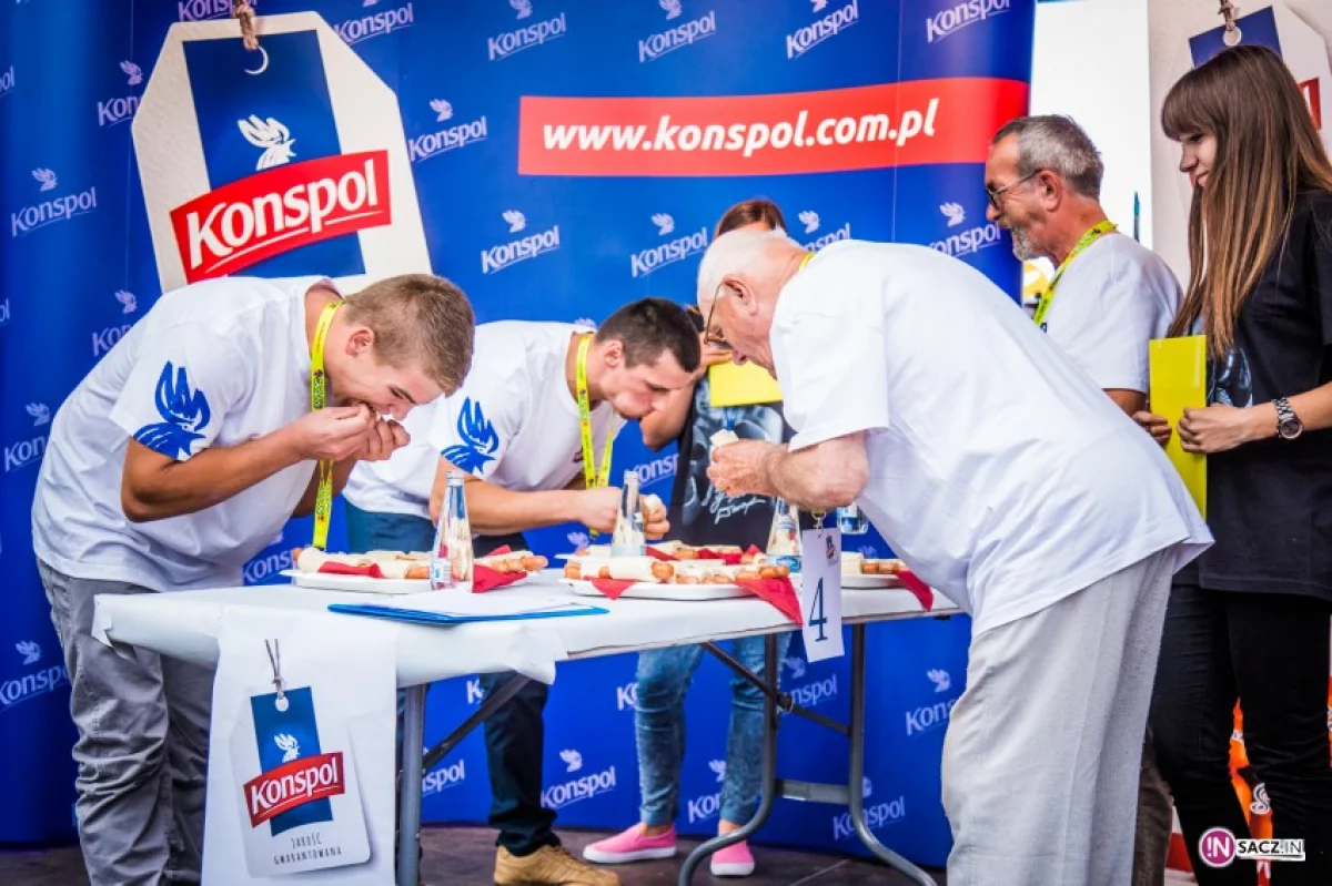 Hot-dogi z kogucikiem rozeszły się jak świeże bułeczki