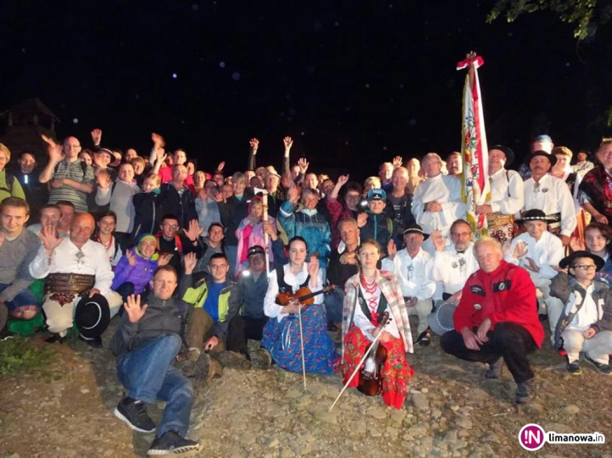 Prawie 500 turystów w nocnej wyprawie na szczyt
