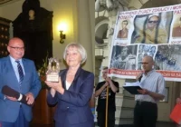 W ratuszu wspomnienia, na płycie rynku protesty. Sądeczanie podzieleni - zdjęcie główne