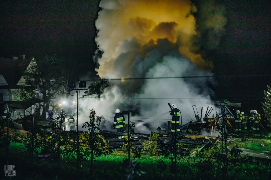114 strażaków gasiło pożar budynku. Straty opiewają na 580 tys. zł - zdjęcie 9