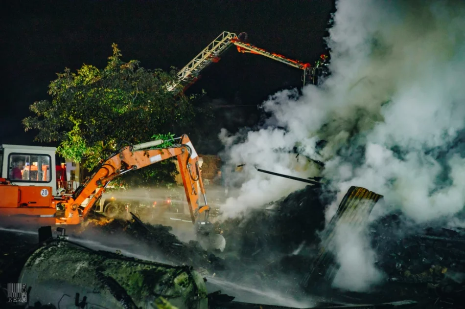 114 strażaków gasiło pożar budynku. Straty opiewają na 580 tys. zł - zdjęcie 15