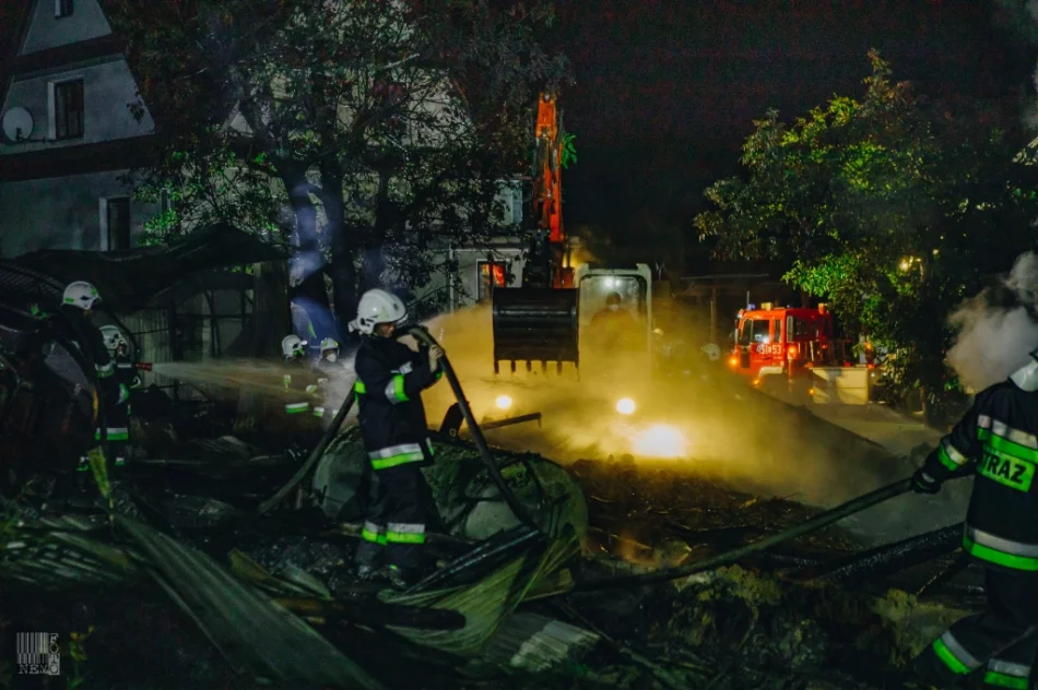 114 strażaków gasiło pożar budynku. Straty opiewają na 580 tys. zł - zdjęcie 16