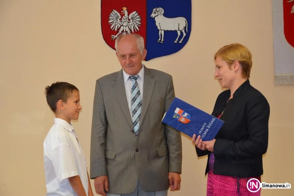Uczniowie nagrodzeni za swoje osiągnięcia - zdjęcie 3