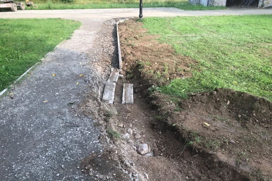 Odebrana i rozliczona inwestycja jest właśnie poprawiana. Alejki węższe, niż zakładał projekt - zdjęcie 4