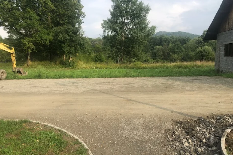 Odebrana i rozliczona inwestycja jest właśnie poprawiana. Alejki węższe, niż zakładał projekt - zdjęcie 5