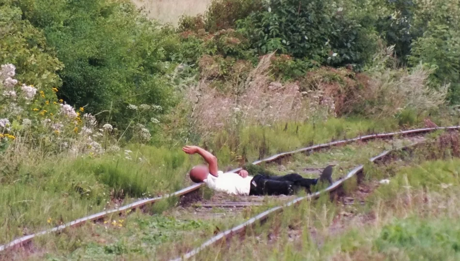 Mężczyzna leżał na torach, pociąg musiał się zatrzymać - zdjęcie 1
