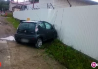 Citroen wjechał w ogrodzenie - zdjęcie główne